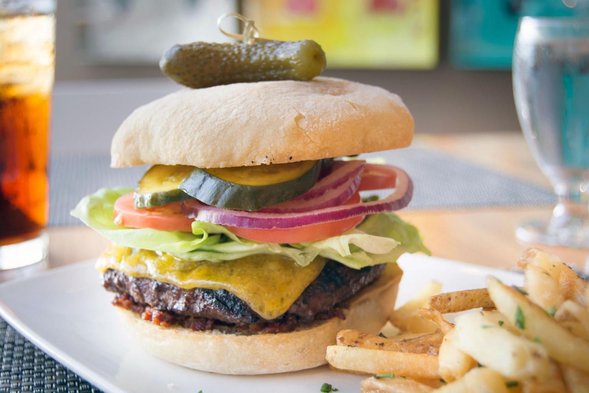 فندق مورانو، أحد فنادق بروفينانس تاكوما، واشنطن المظهر الخارجي الصورة A cheeseburger with lettuce, tomato, onion, and pickle